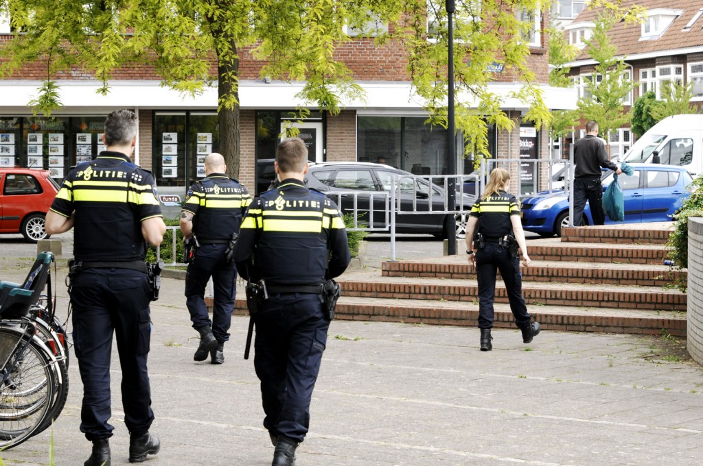 Politie overvalt VOC voor 7 wietplantjes CNNBS.nl