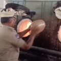 Indiase politiemeute viert (wiet) pakjesavond bij verbrandingsoven